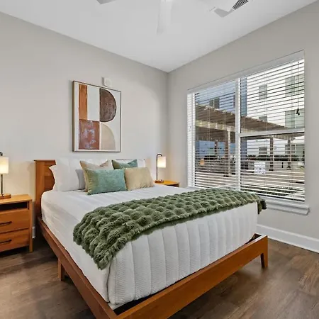 Apartment Light-filled Retreat Near Broadway & Pool *