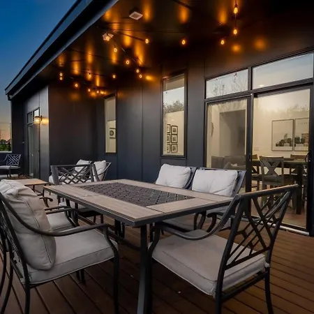 Apartment Private Rooftop, Karaoke Fun & | Sleeps 10+ Nashville