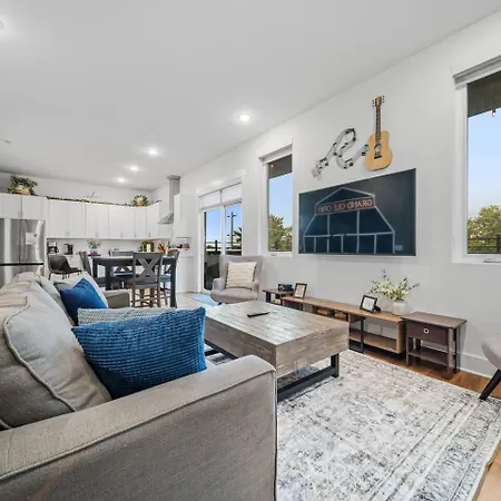 Private Rooftop, Karaoke Fun & | Sleeps 10+ *
