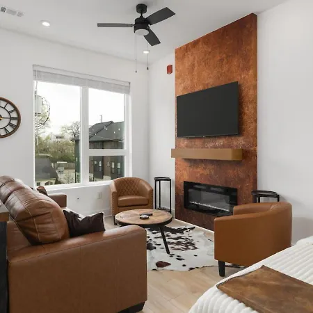 3 Miles To Downtown With Free Parking And Walk To Coffee Apartment