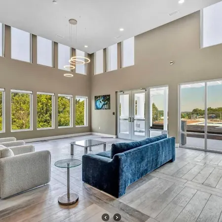 Apartment Retreat Pool, Gym, Rooftop Lounge & Free Parking