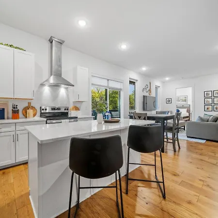 Private Rooftop, Karaoke Fun & | Sleeps 10+ Apartment *