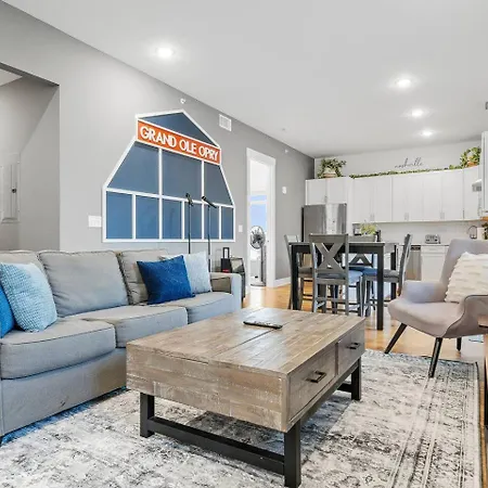 Private Rooftop, Karaoke Fun & | Sleeps 10+ * Nashville