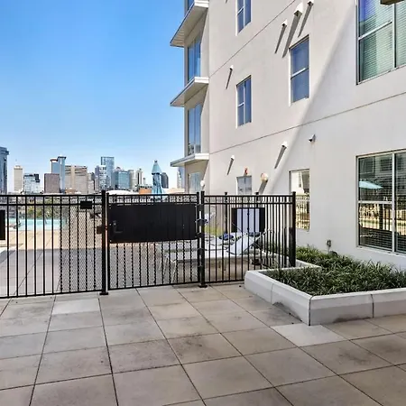 Light-filled Retreat Near Broadway & Pool *