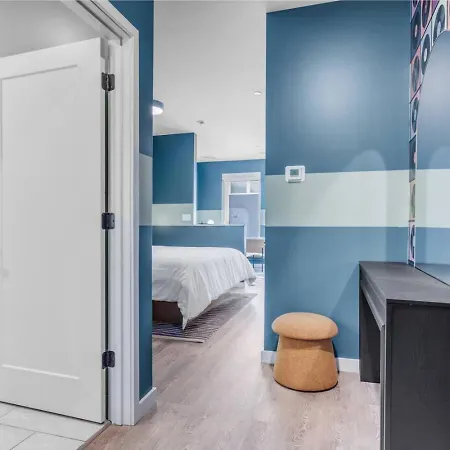 Boutique With Pool Gym And Walk To Midtown Apartment *