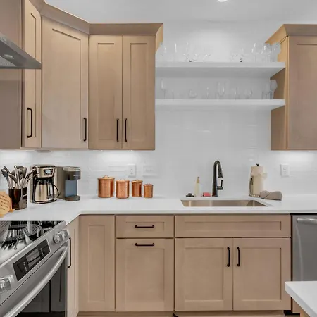Apartment Hideaway - Rooftop Patio W Views