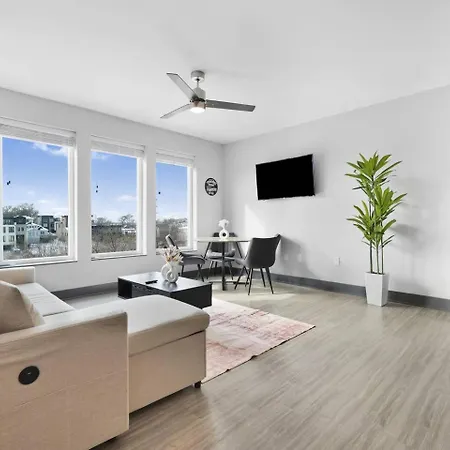 Apartment Retreat Pool, Gym, Rooftop Lounge & Free Parking *