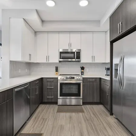 Retreat Pool, Gym, Rooftop Lounge & Free Parking Apartment