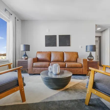 King Bed, Gym, Rooftop Pool, Free Parking Apartment