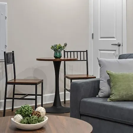 Light-filled Retreat Near Broadway & Pool Nashville