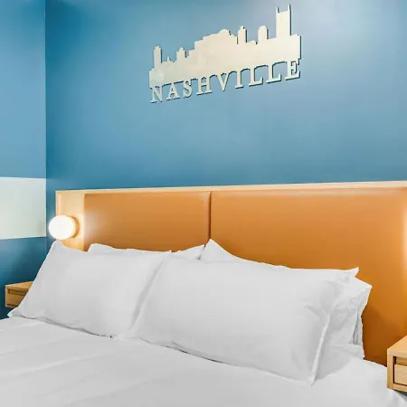 Boutique With Pool Gym And Walk To Midtown Apartment