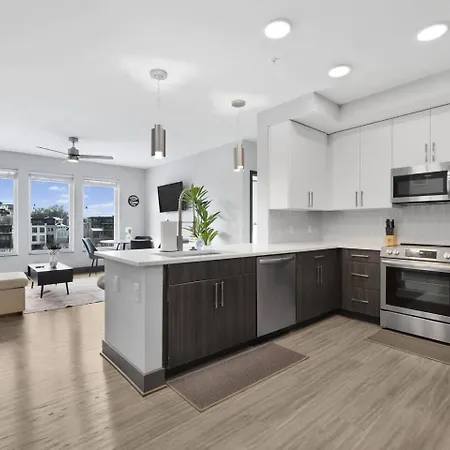 Apartment Retreat Pool, Gym, Rooftop Lounge & Free Parking *