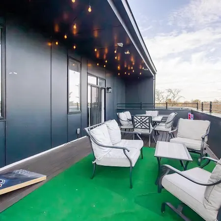 Private Rooftop, Karaoke Fun & | Sleeps 10+ Nashville