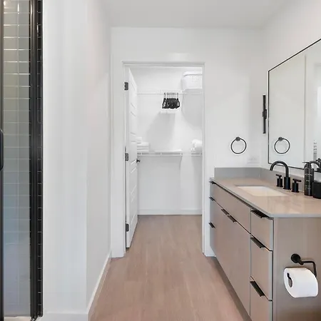 Landing Spectacular Studio Gym Apartment *