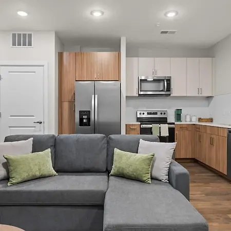 Light-filled Retreat Near Broadway & Pool Apartment Nashville