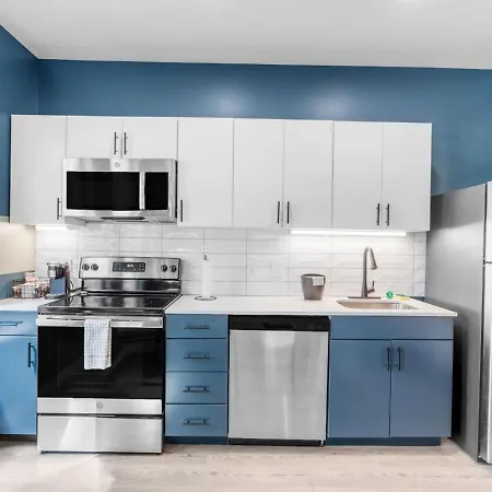Boutique With Pool Gym And Walk To Midtown