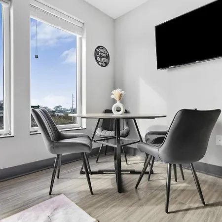 Retreat Pool, Gym, Rooftop Lounge & Free Parking *