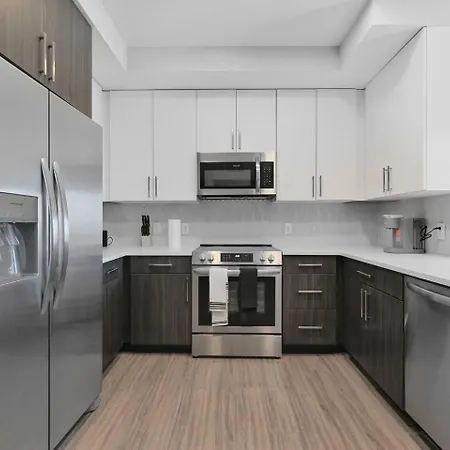 King Bed, Gym, Rooftop Pool, Free Parking