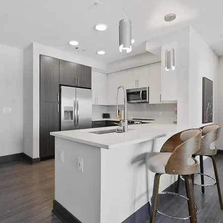 King Bed, Gym, Rooftop Pool, Free Parking *