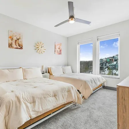 Retreat Pool, Gym, Rooftop Lounge & Free Parking Apartment *