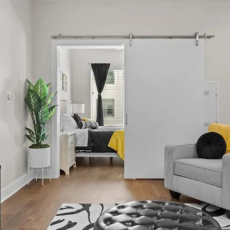 Stylish 1br Walk To The Gulch & Broadway Apartment