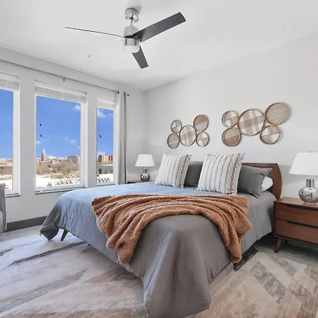 King Bed, Gym, Rooftop Pool, Free Parking Apartment Nashville