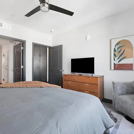 King Bed, Gym, Rooftop Pool, Free Parking *