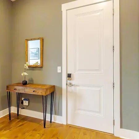 Private Rooftop, Karaoke Fun & | Sleeps 10+ Apartment Nashville