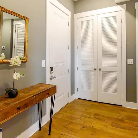 Apartment Private Rooftop, Karaoke Fun & | Sleeps 10+ Nashville