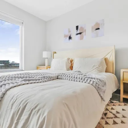 Apartment Retreat Pool, Gym, Rooftop Lounge & Free Parking
