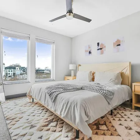 Retreat Pool, Gym, Rooftop Lounge & Free Parking * Nashville