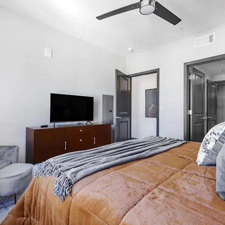King Bed, Gym, Rooftop Pool, Free Parking