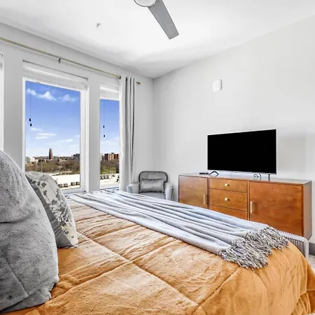 King Bed, Gym, Rooftop Pool, Free Parking Apartment Nashville