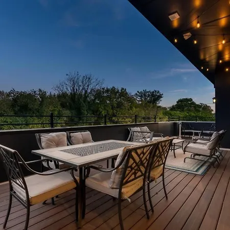 Private Rooftop, Karaoke Fun & | Sleeps 10+