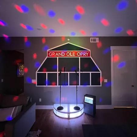 Private Rooftop, Karaoke Fun & | Sleeps 10+ Apartment Nashville