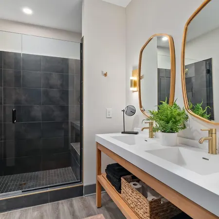 The Penthouse - 3br Rooftop - Downtown Apartment *