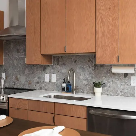 3 Miles To Downtown With Free Parking And Walk To Coffee Apartment