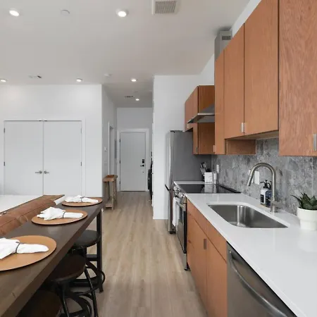 Apartment 3 Miles To Downtown With Free Parking And Walk To Coffee *
