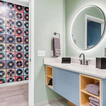 Boutique With Pool Gym And Walk To Midtown
