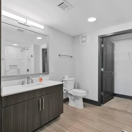 Apartment King Bed, Gym, Rooftop Pool, Free Parking *