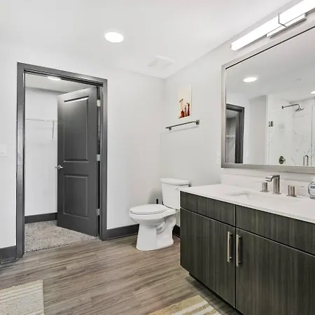 Apartment Retreat Pool, Gym, Rooftop Lounge & Free Parking
