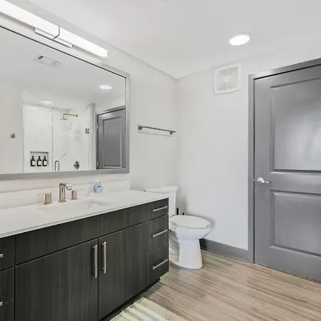 Retreat Pool, Gym, Rooftop Lounge & Free Parking Apartment