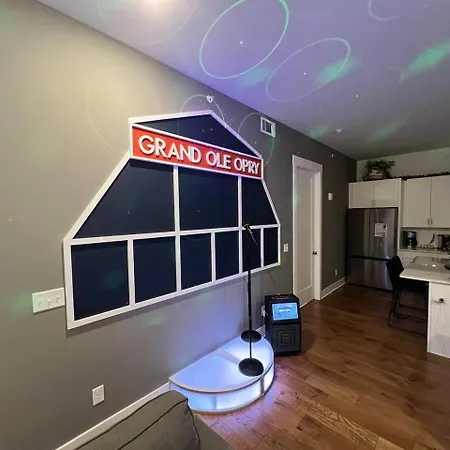 Private Rooftop, Karaoke Fun & | Sleeps 10+