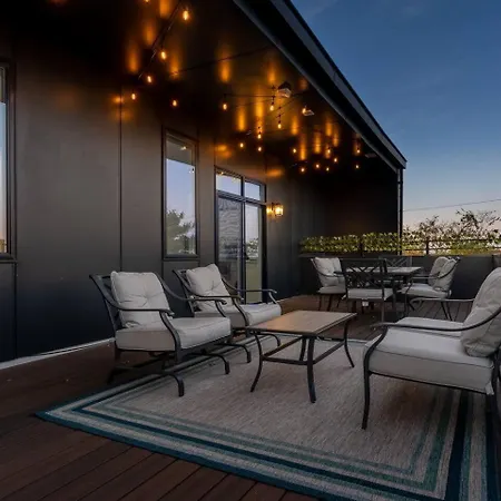 Private Rooftop, Karaoke Fun & | Sleeps 10+ * Nashville