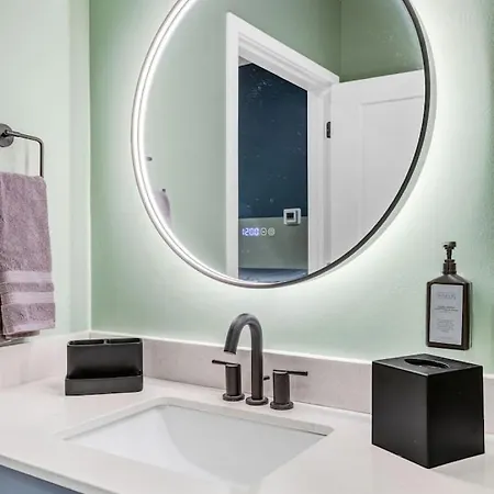 Boutique With Pool Gym And Walk To Midtown Apartment *