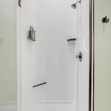 Boutique With Pool Gym And Walk To Midtown *