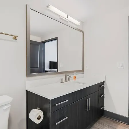Apartment King Bed, Gym, Rooftop Pool, Free Parking *