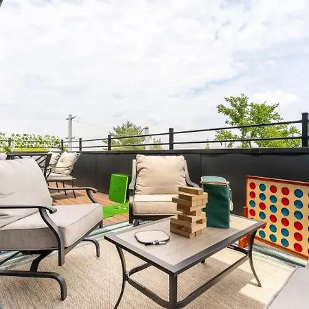 Apartment Private Rooftop, Karaoke Fun & | Sleeps 10+ *