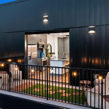 The Penthouse - 3br Rooftop - Downtown Apartment