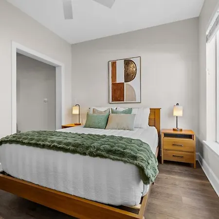 Apartment Light-filled Retreat Near Broadway & Pool *